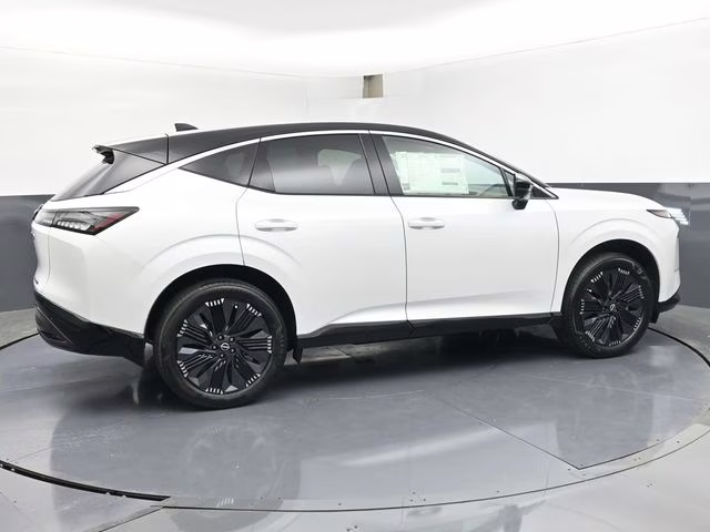2026 Everest White Pearl/Black Nissan Murano Platinum AWD SUV