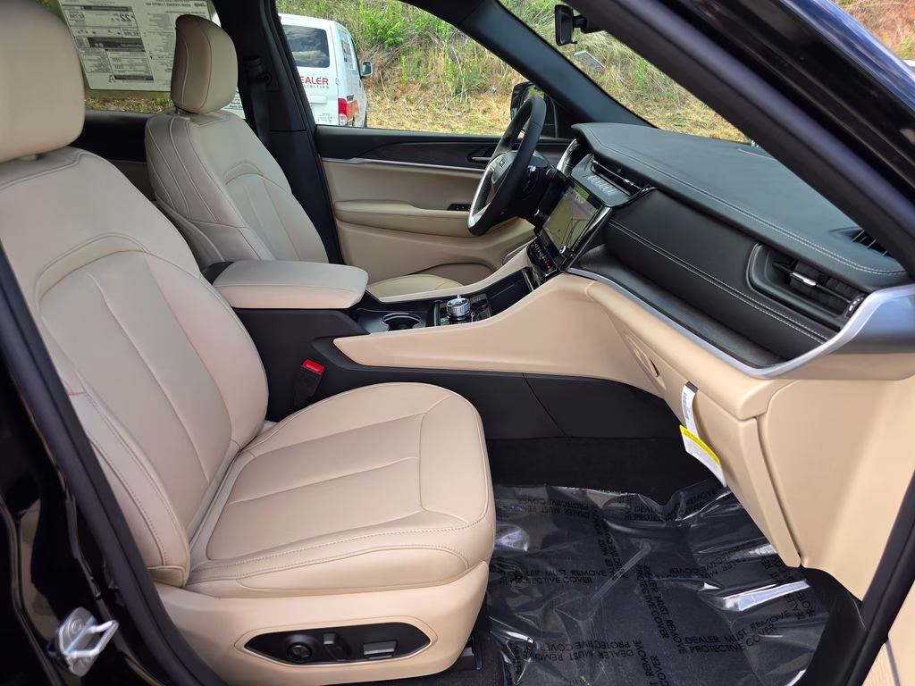 2026 Diamond Black Crystal Pearlcoat Jeep Grand Cherokee L Limited 4X4 SUV