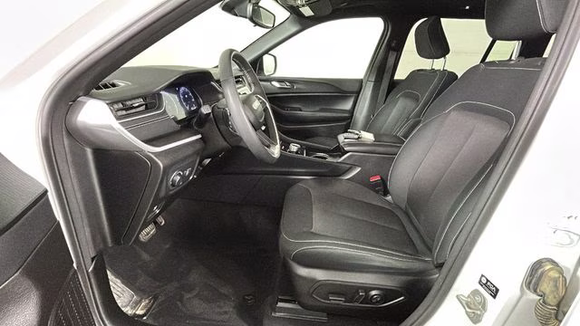 2024 Bright White Clearcoat Jeep Grand Cherokee Laredo 4X4 SUV