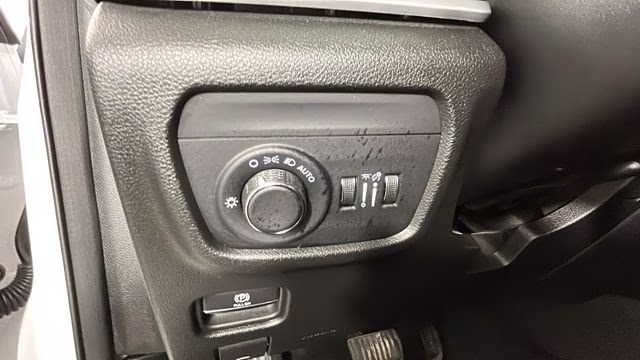 2024 Bright White Clearcoat Jeep Grand Cherokee Laredo 4X4 SUV