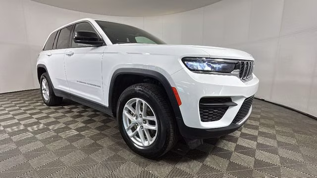 2024 Bright White Clearcoat Jeep Grand Cherokee Laredo 4X4 SUV