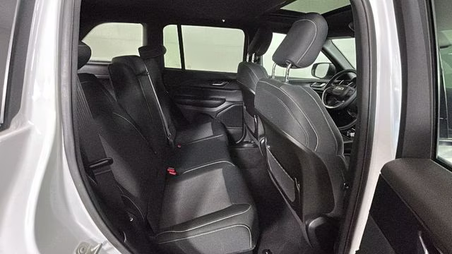 2024 Bright White Clearcoat Jeep Grand Cherokee Laredo 4X4 SUV