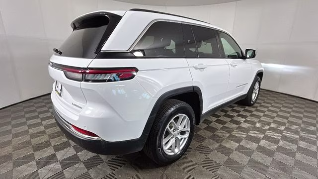2024 Bright White Clearcoat Jeep Grand Cherokee Laredo 4X4 SUV