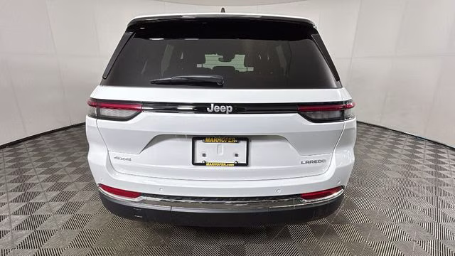 2024 Bright White Clearcoat Jeep Grand Cherokee Laredo 4X4 SUV