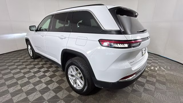 2024 Bright White Clearcoat Jeep Grand Cherokee Laredo 4X4 SUV