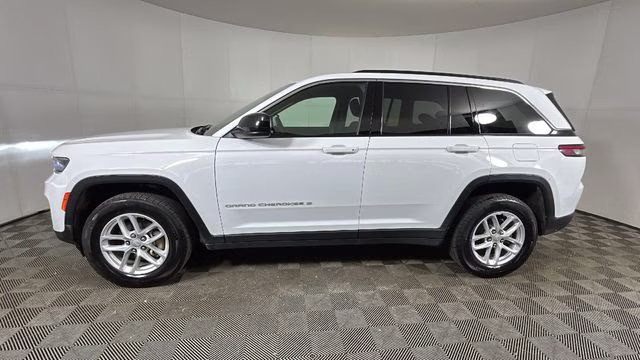 2024 Bright White Clearcoat Jeep Grand Cherokee Laredo 4X4 SUV