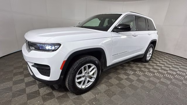 2024 Bright White Clearcoat Jeep Grand Cherokee Laredo 4X4 SUV