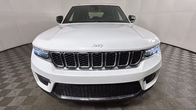 2024 Bright White Clearcoat Jeep Grand Cherokee Laredo 4X4 SUV