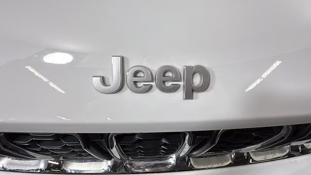 2024 Bright White Clearcoat Jeep Grand Cherokee Laredo 4X4 SUV