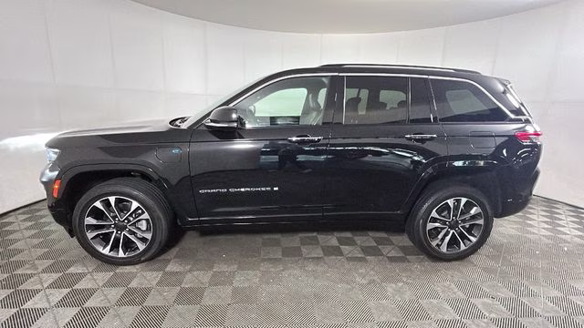 2023 Diamond Black Crystal Pearlcoat Jeep Grand Cherokee Overland 4xe 4X4 SUV