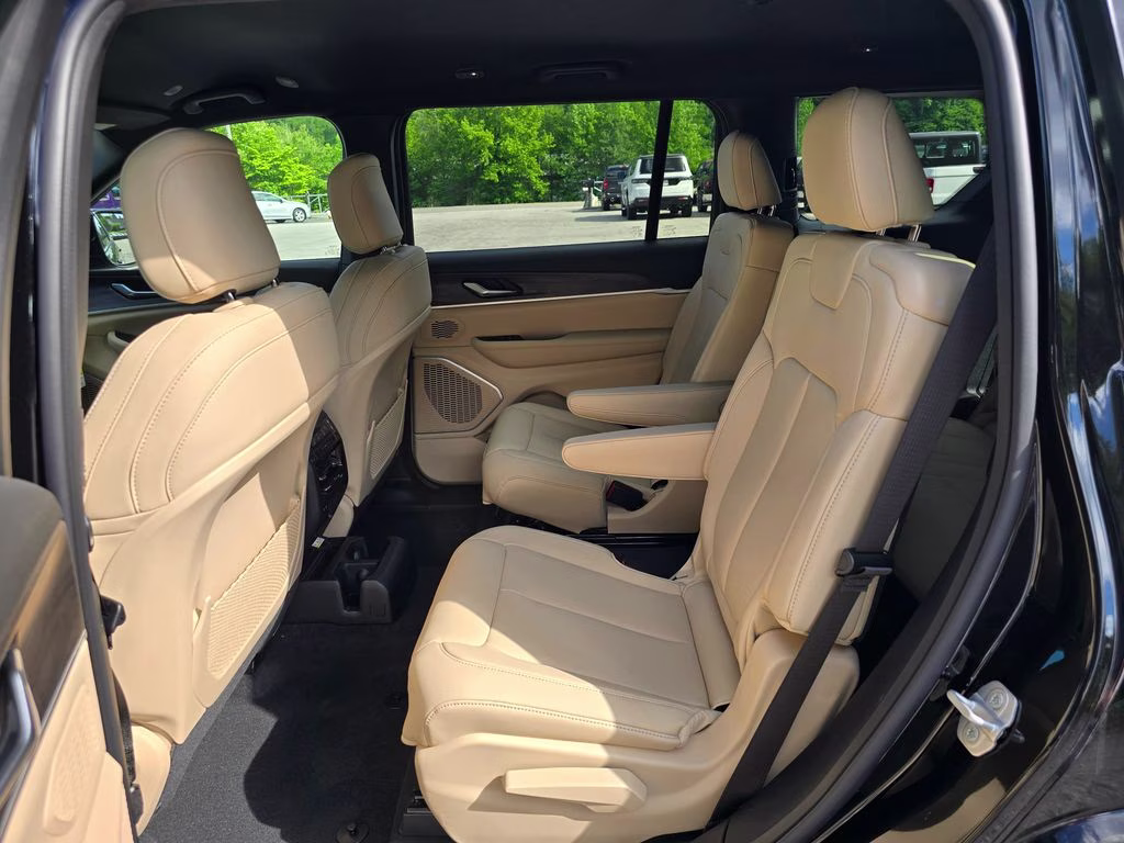 2026 Diamond Black Crystal Pearlcoat Jeep Grand Cherokee L Limited 4X4 SUV