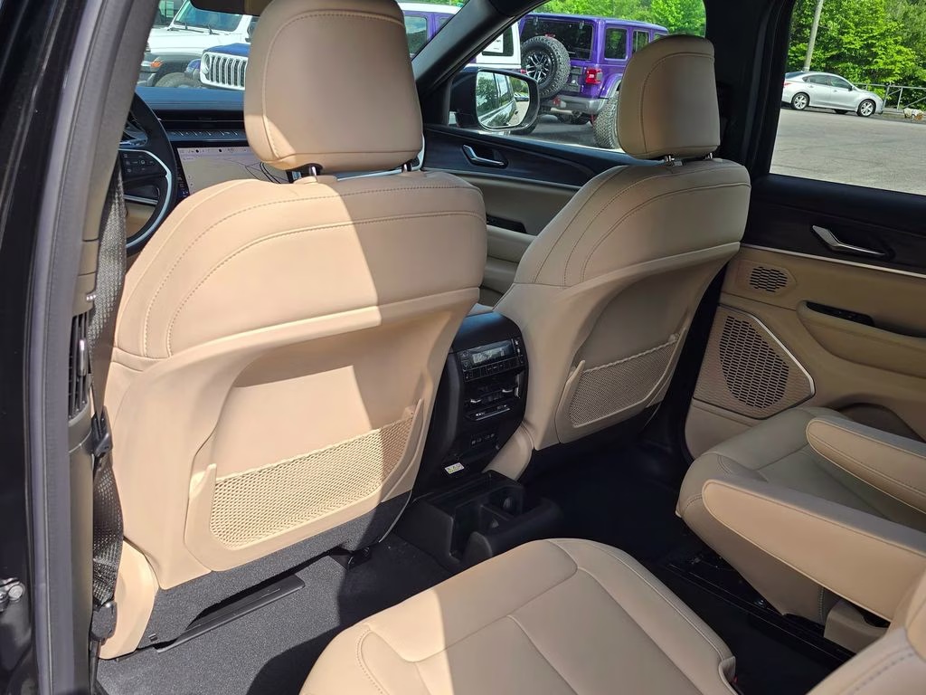 2026 Diamond Black Crystal Pearlcoat Jeep Grand Cherokee L Limited 4X4 SUV