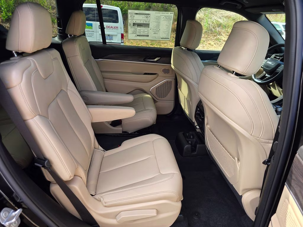 2026 Diamond Black Crystal Pearlcoat Jeep Grand Cherokee L Limited 4X4 SUV