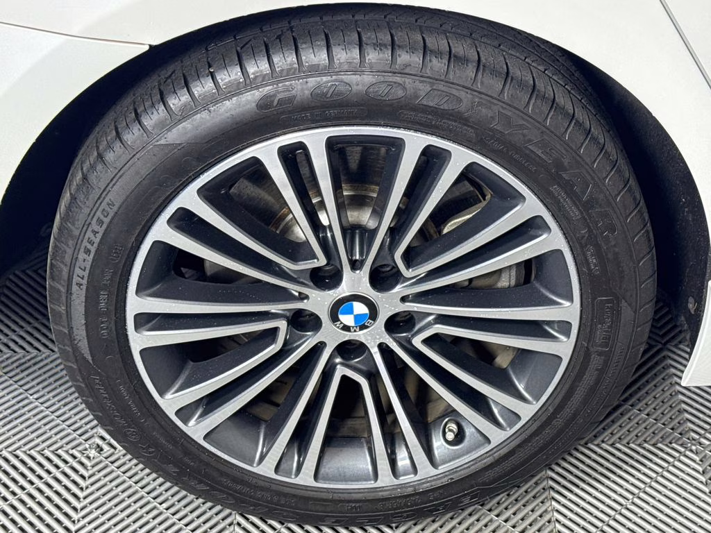 2019 Mineral White Metallic BMW 5 Series 540i RWD Sedan