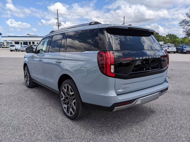 2026 Glacier Gray Metallic Tri-Coat Ford Expedition Platinum 4X4 SUV