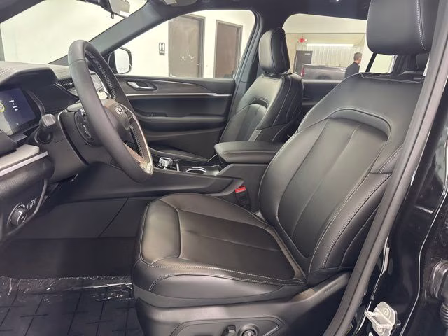 2026 Diamond Black Crystal Pearlcoat Jeep Grand Cherokee L Limited 4X4 SUV