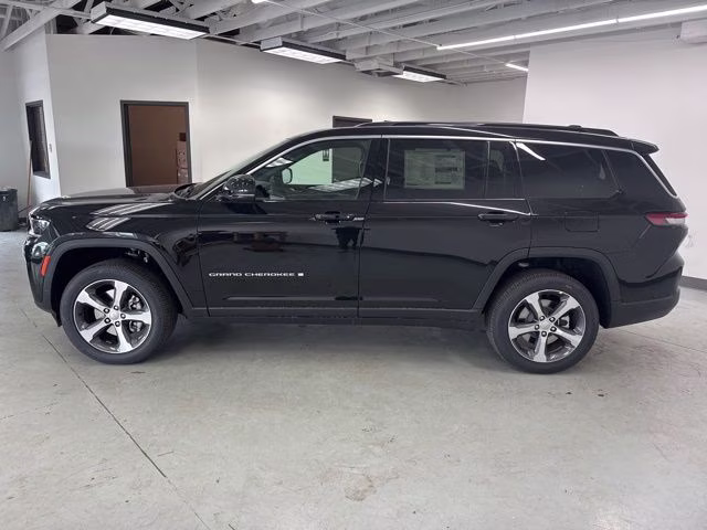 2026 Diamond Black Crystal Pearlcoat Jeep Grand Cherokee L Limited 4X4 SUV
