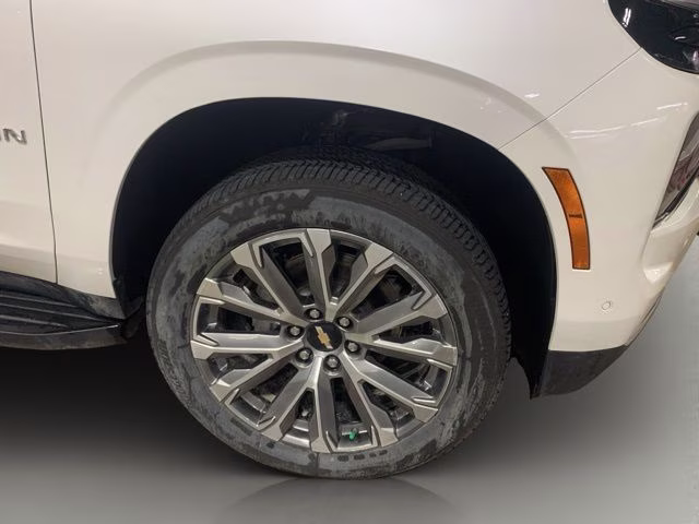 2025 Iridescent Pearl Tricoat Chevrolet Suburban High Country 4X4 SUV