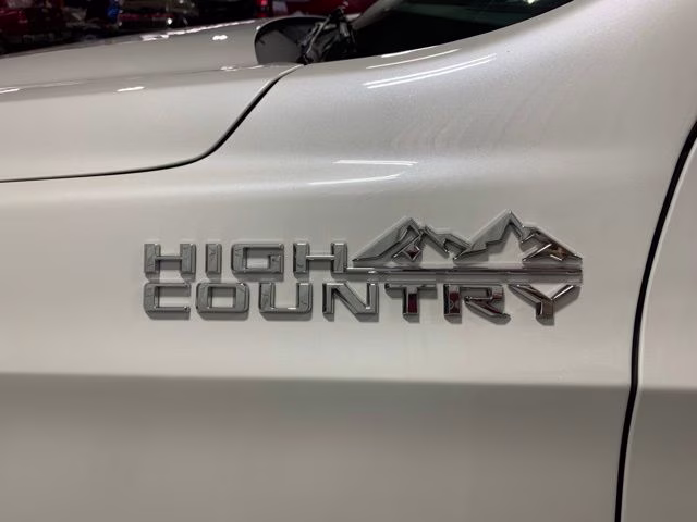 2025 Iridescent Pearl Tricoat Chevrolet Suburban High Country 4X4 SUV