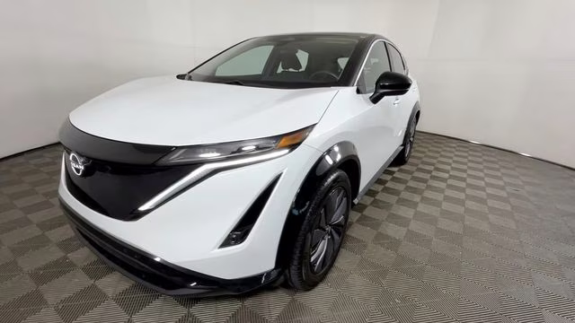 2023 Everest White Pearl Tricoat/Black Diamond Pearl Nissan ARIYA VENTURE+ FWD SUV