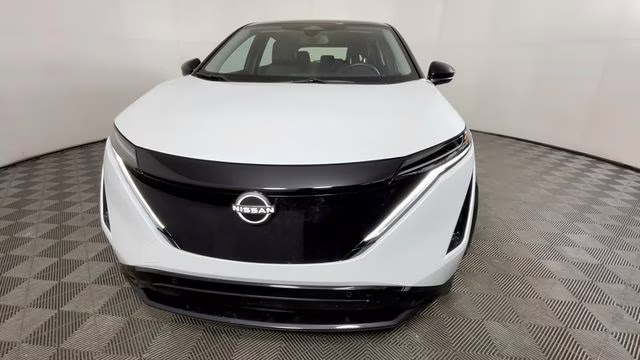 2023 Everest White Pearl Tricoat/Black Diamond Pearl Nissan ARIYA VENTURE+ FWD SUV