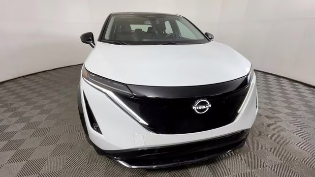 2023 Everest White Pearl Tricoat/Black Diamond Pearl Nissan ARIYA VENTURE+ FWD SUV