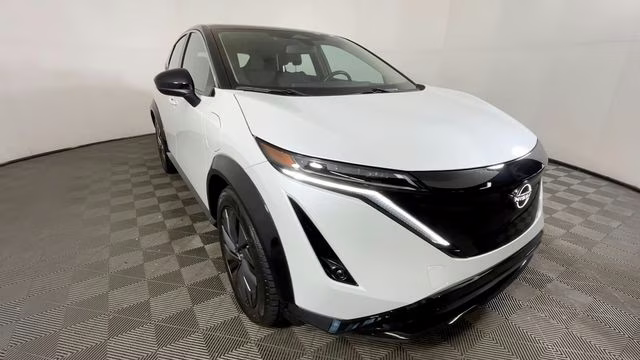 2023 Everest White Pearl Tricoat/Black Diamond Pearl Nissan ARIYA VENTURE+ FWD SUV