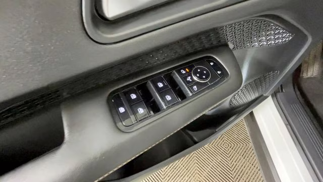 2023 Everest White Pearl Tricoat/Black Diamond Pearl Nissan ARIYA VENTURE+ FWD SUV