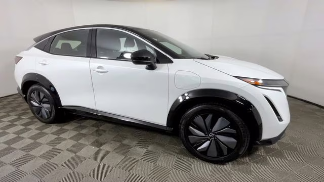 2023 Everest White Pearl Tricoat/Black Diamond Pearl Nissan ARIYA VENTURE+ FWD SUV