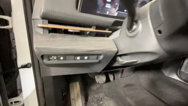 2023 Everest White Pearl Tricoat/Black Diamond Pearl Nissan ARIYA VENTURE+ FWD SUV