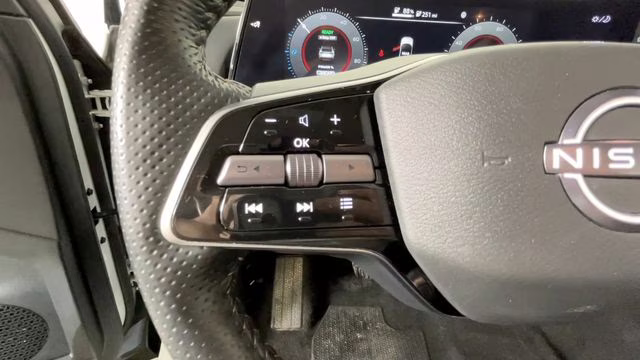 2023 Everest White Pearl Tricoat/Black Diamond Pearl Nissan ARIYA VENTURE+ FWD SUV