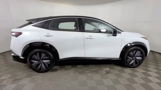 2023 Everest White Pearl Tricoat/Black Diamond Pearl Nissan ARIYA VENTURE+ FWD SUV