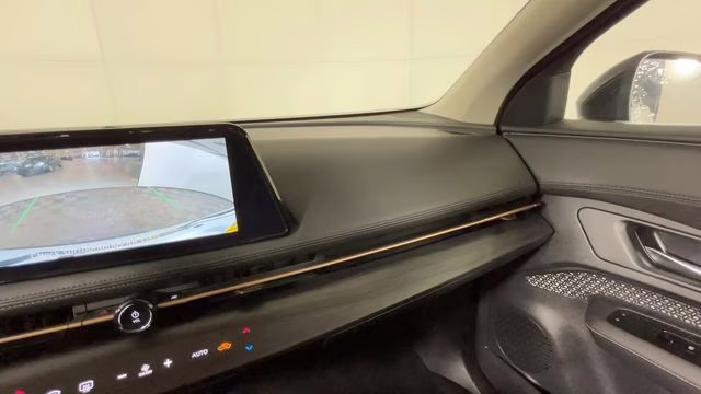 2023 Everest White Pearl Tricoat/Black Diamond Pearl Nissan ARIYA VENTURE+ FWD SUV