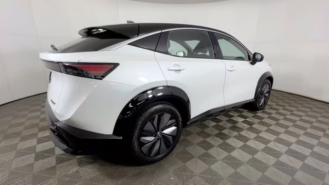 2023 Everest White Pearl Tricoat/Black Diamond Pearl Nissan ARIYA VENTURE+ FWD SUV