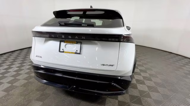 2023 Everest White Pearl Tricoat/Black Diamond Pearl Nissan ARIYA VENTURE+ FWD SUV