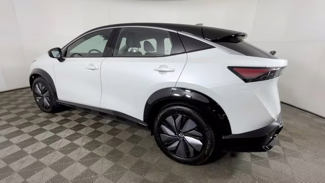 2023 Everest White Pearl Tricoat/Black Diamond Pearl Nissan ARIYA VENTURE+ FWD SUV