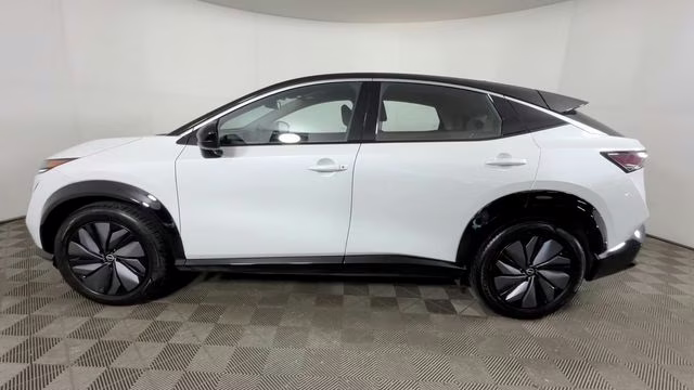 2023 Everest White Pearl Tricoat/Black Diamond Pearl Nissan ARIYA VENTURE+ FWD SUV