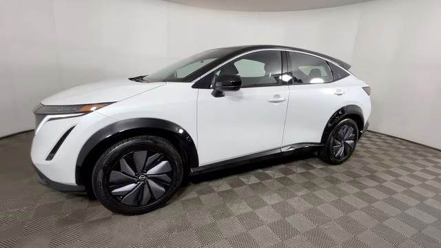 2023 Everest White Pearl Tricoat/Black Diamond Pearl Nissan ARIYA VENTURE+ FWD SUV