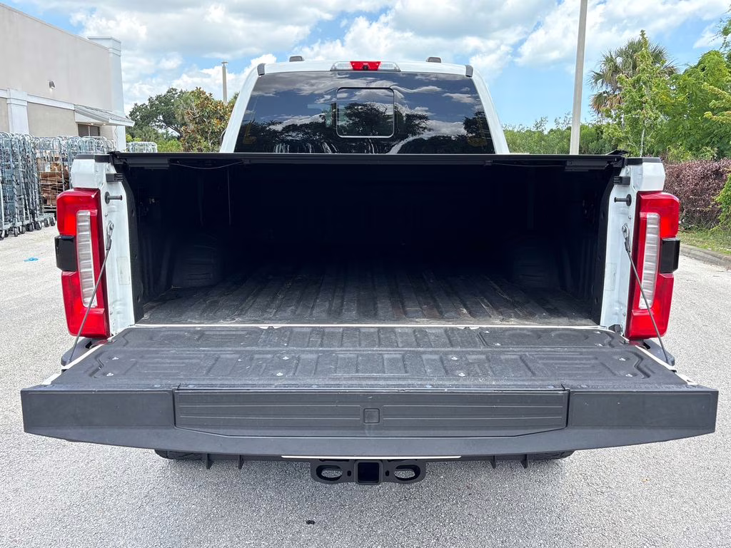 2023 White Metallic Ford Super Duty F-250 SRW Lariat 4X4 Truck