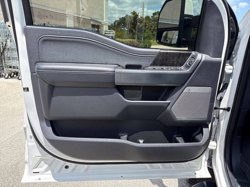 2023 White Metallic Ford Super Duty F-250 SRW Lariat 4X4 Truck
