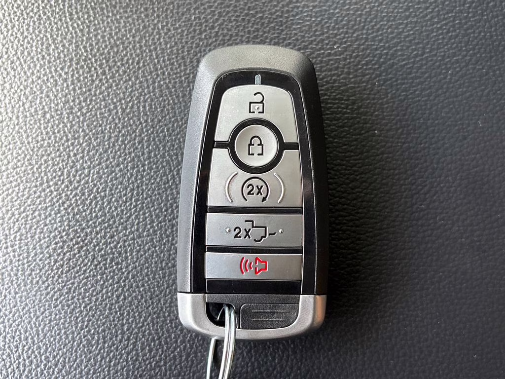 2023 White Metallic Ford Super Duty F-250 SRW Lariat 4X4 Truck