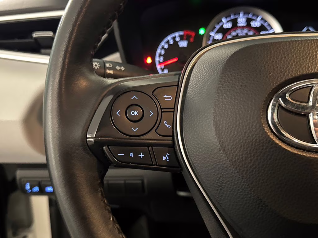 2020 White Toyota Corolla SE FWD Sedan