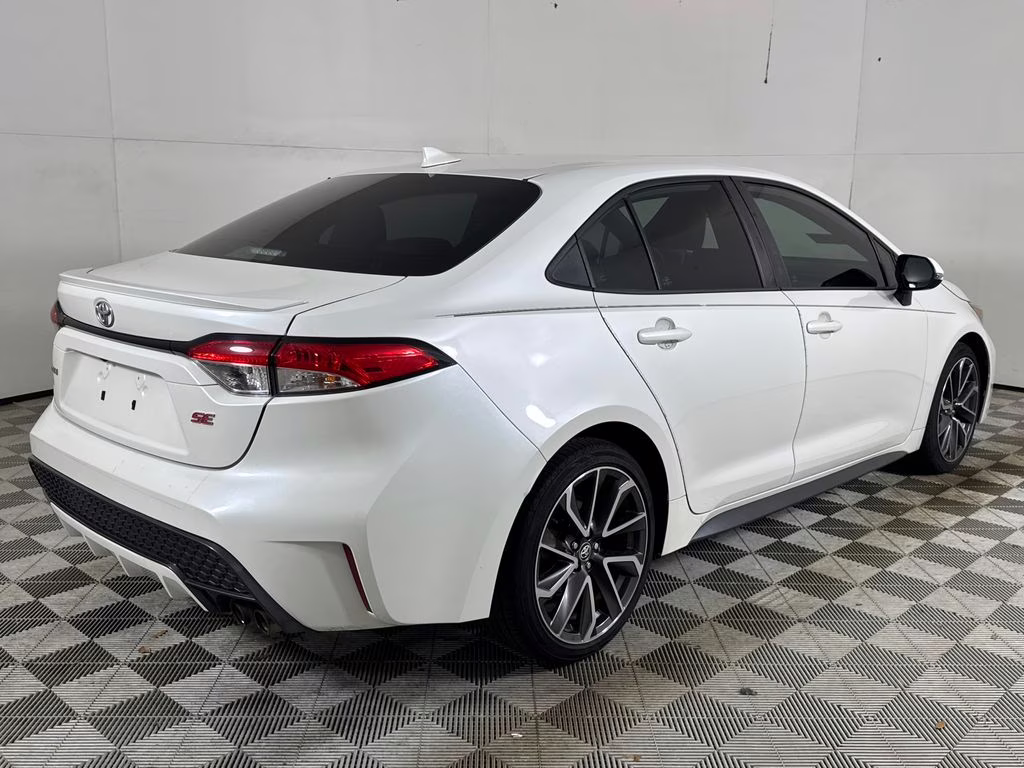 2020 White Toyota Corolla SE FWD Sedan