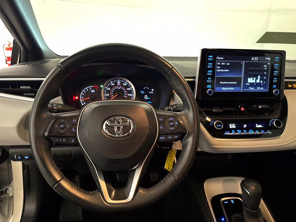 2020 White Toyota Corolla SE FWD Sedan