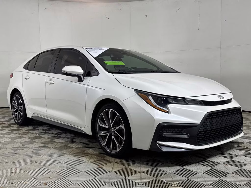 2020 White Toyota Corolla SE FWD Sedan