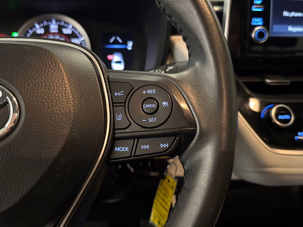 2020 White Toyota Corolla SE FWD Sedan