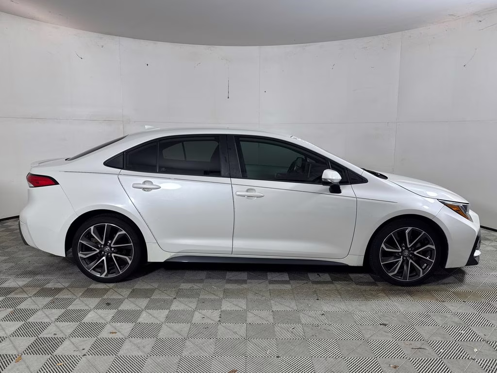 2020 White Toyota Corolla SE FWD Sedan