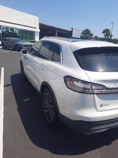 2019 White Platinum Lincoln Nautilus Reserve FWD SUV