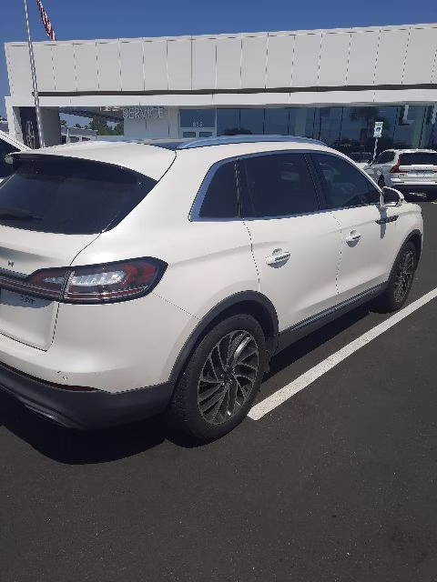2019 White Platinum Lincoln Nautilus Reserve FWD SUV