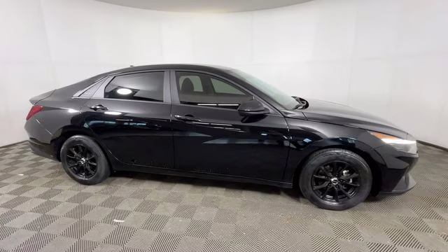 2021 Phantom Black Hyundai Elantra SE FWD Sedan